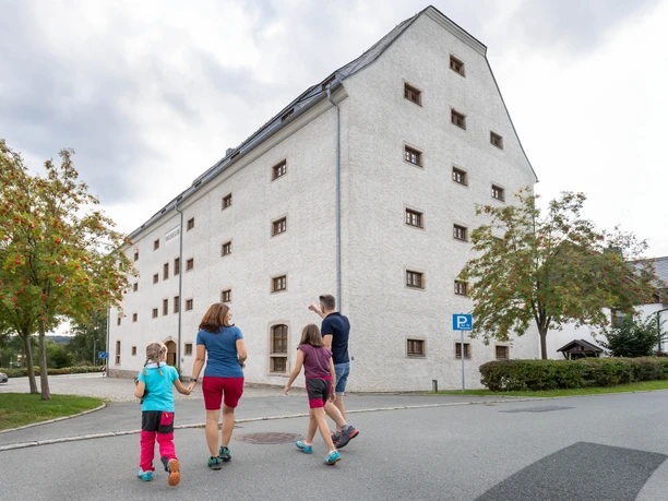 Der einstige Getreidespeicher, vermittelt heute sächsisch-böhmische Kulturgeschichte. Außerdem befindet sich auch die Stadtbibliothek im Gebäude. Der einstige Getreidespeicher, vermittelt heute sächsisch-böhmische Kulturgeschichte. Außerdem befindet sich auch die Stadtbibliothek im Gebäude.