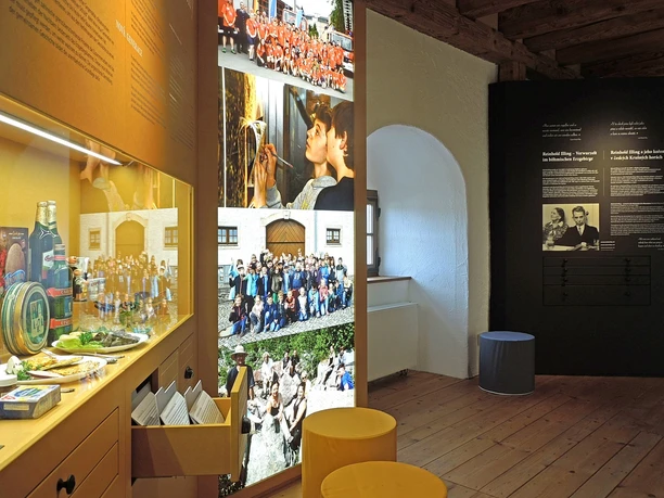 Im Ausstellungsbereich „Deutsche und Tschechen“ wird das wechselvolle nachbarschaftliche Verhältnis zwischen beiden Ländern und die bewegende politische Geschichte des 20. Jahrhunderts beleuchtet.