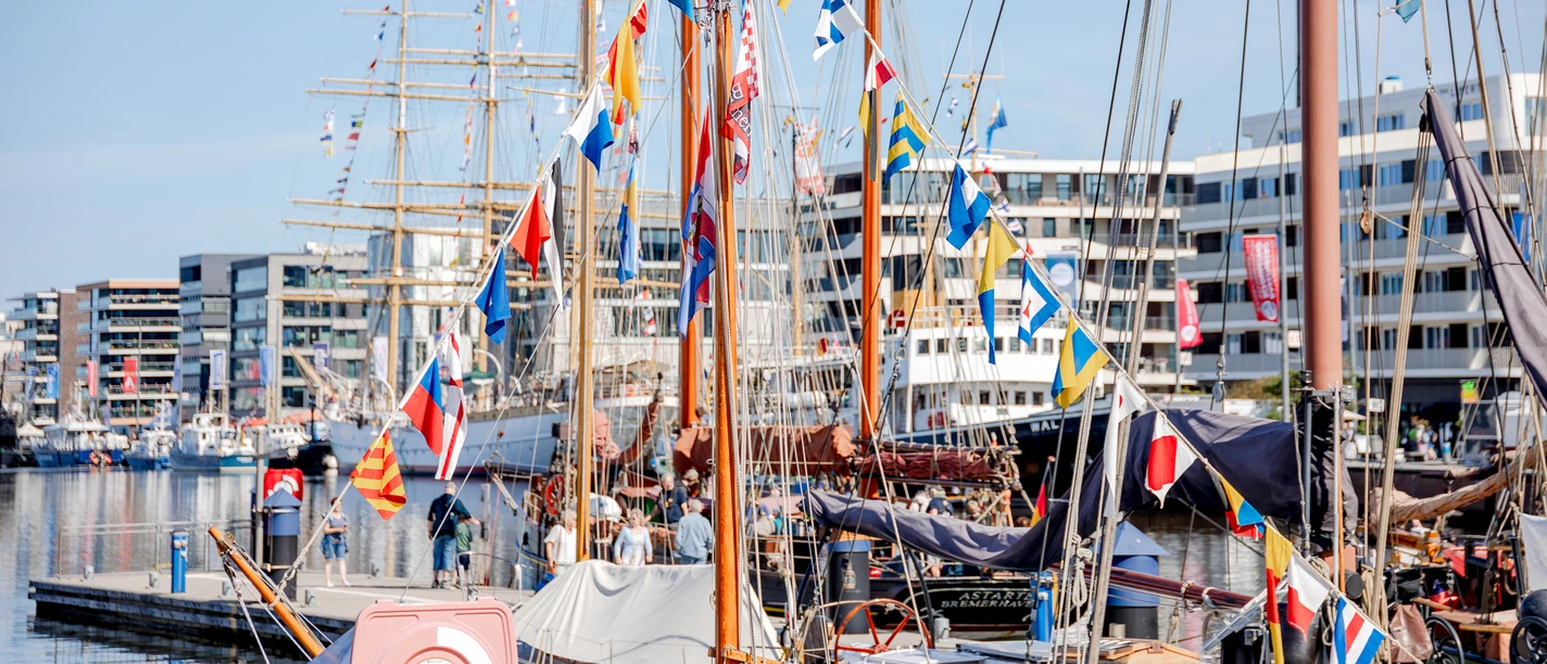 Bunte Signalflaggen und Segelmasten im Hafen der Lütte Sail Bremerhaven.