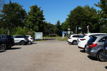Ein Parkplatz mit Autos