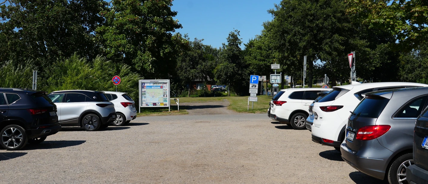 Ein Parkplatz mit Autos