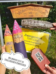 Bunte Holz-Zwerge und Wegweiser am Zwergendorf Remerscheid beim Waldfestplatz