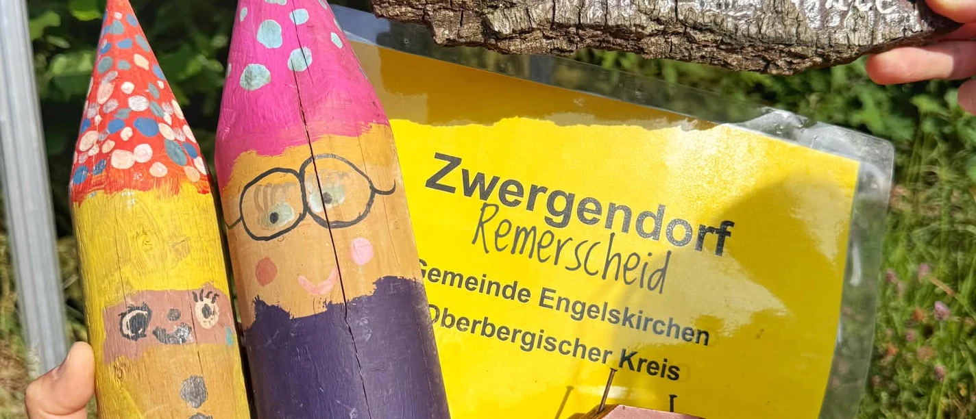 Bunte Holz-Zwerge und Wegweiser am Zwergendorf Remerscheid beim Waldfestplatz