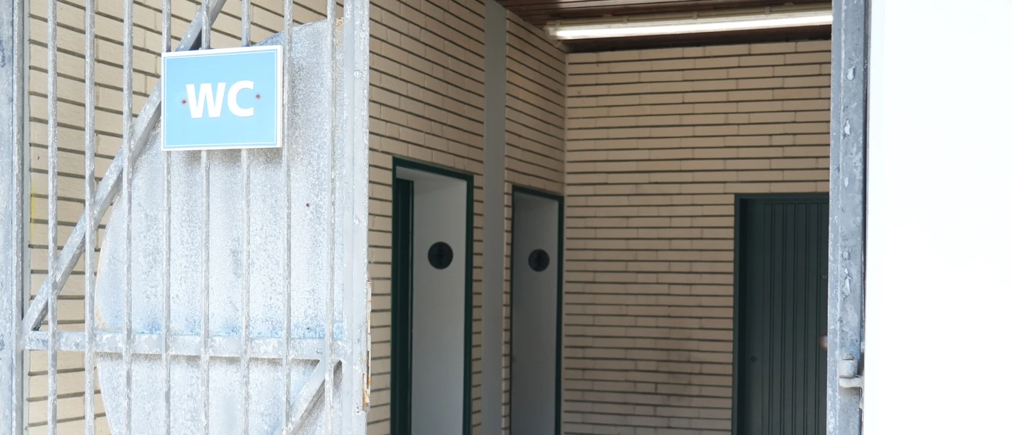 Eine WC Station in einem Gebäude