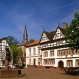 Marktplatz in Blomberg Historischer Marktplatz mit Fachwerkhäusern und einem steinernen Brunnen vor der Blomberger Kirche.