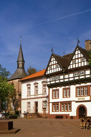 Marktplatz in Blomberg Historischer Marktplatz mit Fachwerkhäusern und einem steinernen Brunnen vor der Blomberger Kirche.