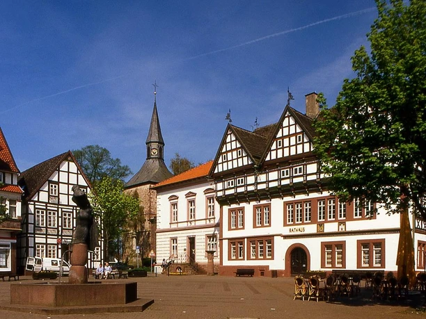 Marktplatz in Blomberg Historischer Marktplatz mit Fachwerkhäusern und einem steinernen Brunnen vor der Blomberger Kirche.