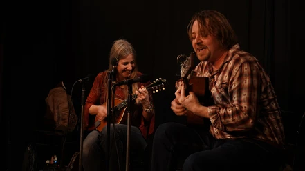 Marijke & Michiel Wiesenekker auf der Bühne spielen Gitarre und Mandoline und singen