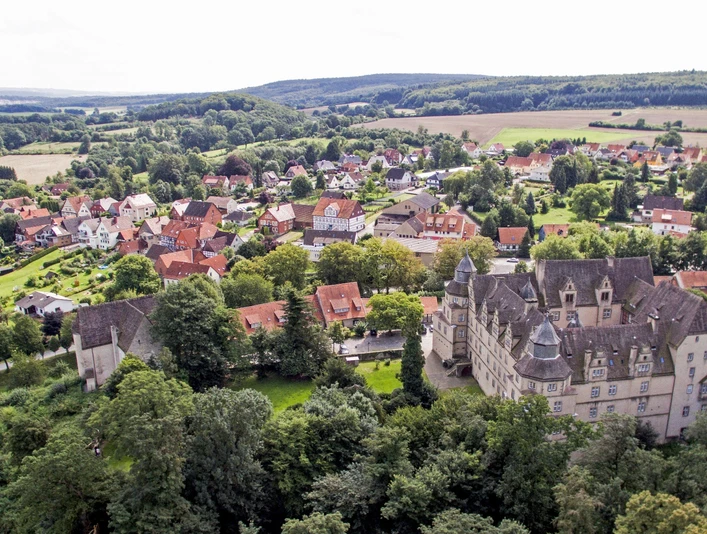 Schloss Varenholz mit seinen markanten Türmen erhebt sich vor einer malerischen Dorfkulisse bei Kirchberg.