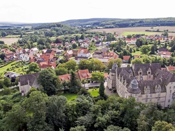 Schloss Varenholz mit Blick in Richtung Kirchberg Schloss Varenholz mit seinen markanten Türmen erhebt sich vor einer malerischen Dorfkulisse bei Kirchberg.