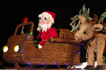 Weihnachtsmann im Schlitten und Rentier