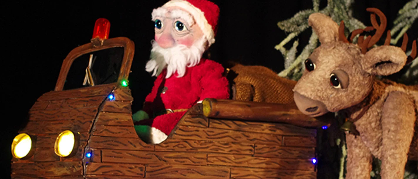 Weihnachtsmann im Schlitten und Rentier