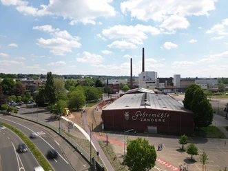 Luftaufnahme des Zanders-Areals mit Gohrsmühle, Schornsteinen und Straße in Bergisch Gladbach