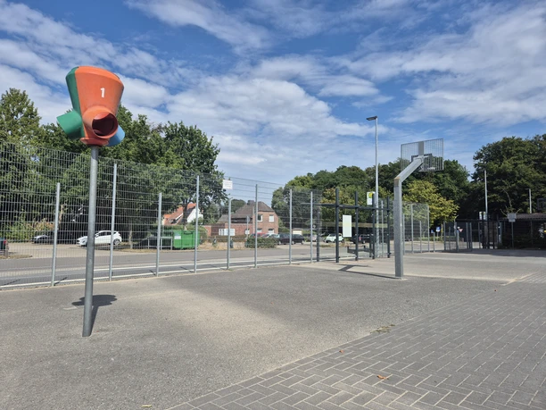 Basketballfeld KGS Feldbreite Eingezäunter Spielplatz KGS Feldbreite mit Spielgerät und Basketballkorb.