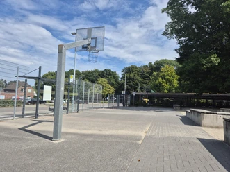 Basketballkorb auf dem Schulhof der KGS Feldbreite in Rastede.