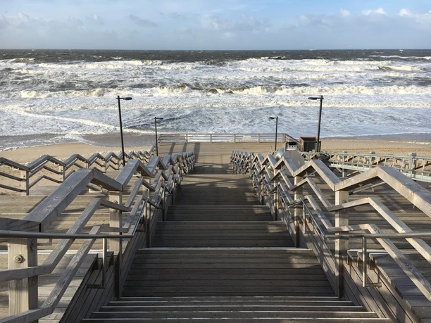 Strandtreppe bei Sturm in Wenningstedt