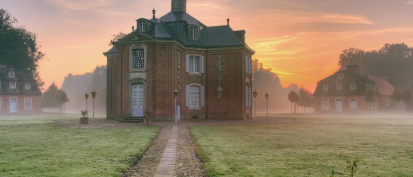 Schloss im Herbstnebel ©Emslandmuseum Schloss Clemenswerth.png