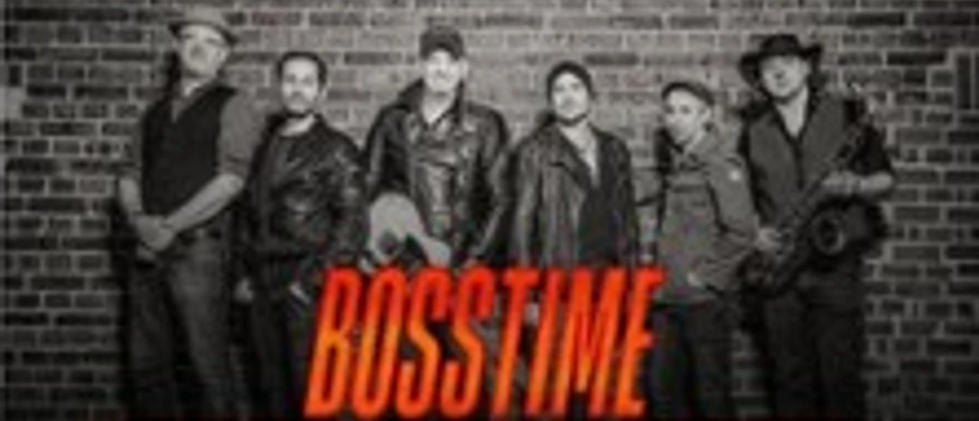 Sechs Musiker von Bosstime vor Backsteinwand mit rot-orangefarbenem Bandlogo