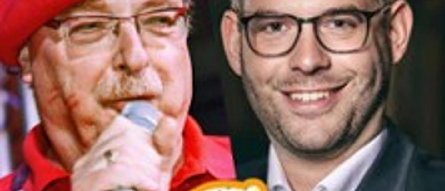 Zwei Männer bei der WDR 4 Sessionseröffnung, einer singt mit roter Baskenmütze ins Mikrofon