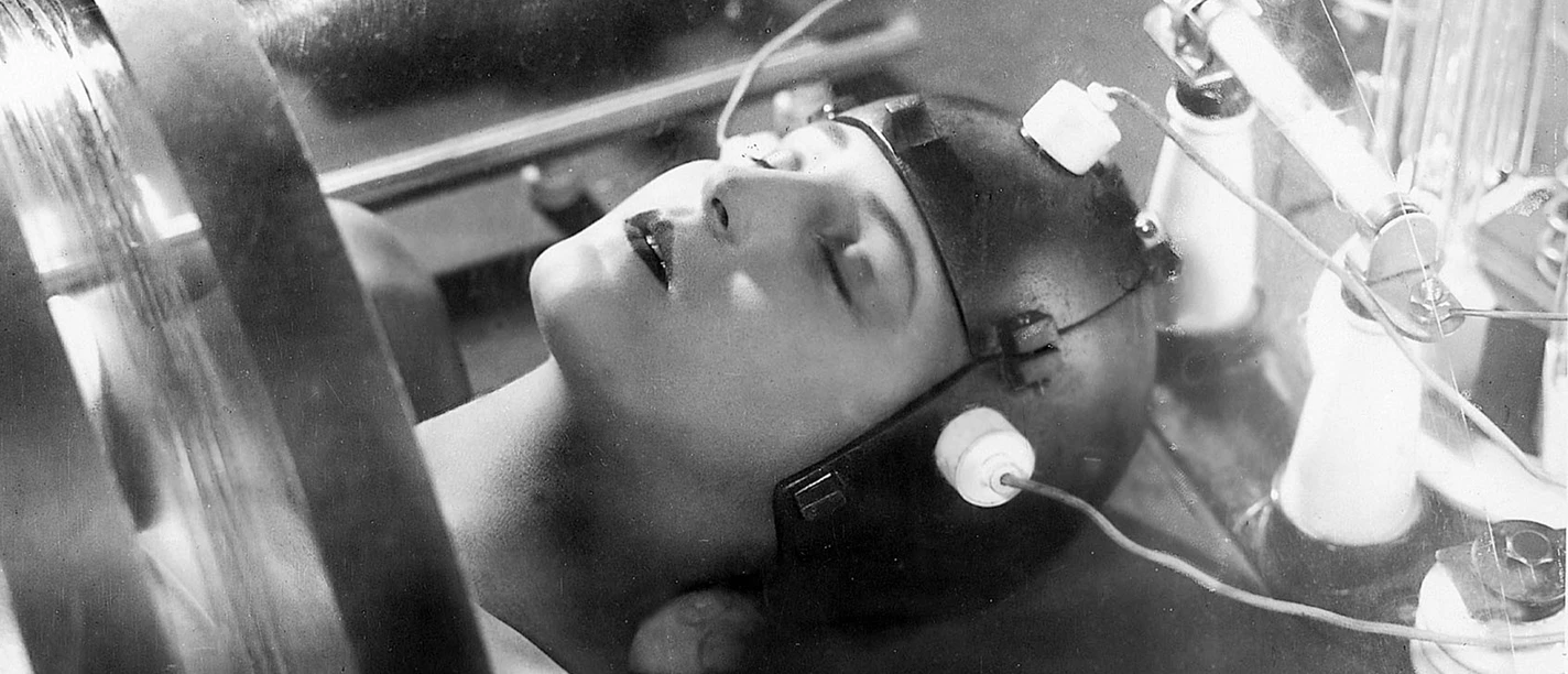 Auschnitt aus dem Film Metropolis mit einem Kopf und einer Maschine