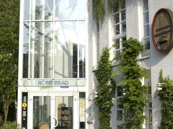 Außenansicht Hotel Römerbad Bad Salzuflen Die moderne Glasfassade des Hotels Römerbad ergänzt die bewachsene Außenwand stilvoll.