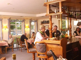 Hotelbar im Hotel Römerbad Bad Salzuflen Gäste entspannen an der Hotelbar im Hotel Römerbad, Bad Salzuflen, bei Getränken und Gesprächen.