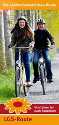 Flyer der LGS-Route Zwei fröhliche Radfahrer auf einem Waldweg mit Plakat der Landesgartenschau-Route.