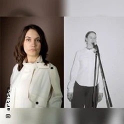Porträt einer Frau vor Projektion einer stehenden Person mit Stativ im Hintergrund