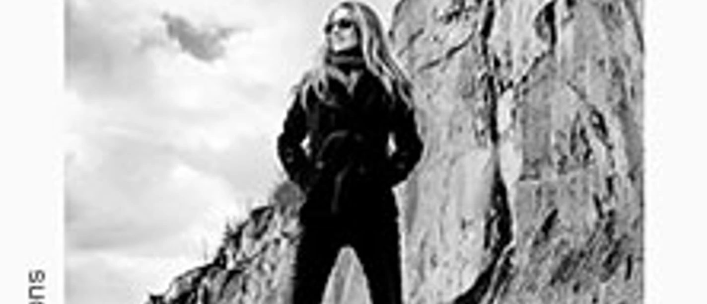 Schwarzweißes Tourplakat von Heather Nova 2027 mit Musikerin, Gitarre und Felsenküste