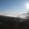 Blick vom Wanderweg am Winterberg Blick über neblige Täler und bewaldete Hügel bei Sonnenaufgang vom Winterberg-Wanderweg.