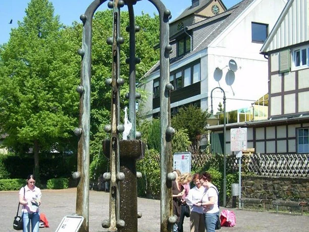 Widukindbrunnen in Enger Der Widukindbrunnen in Enger zeigt eine historische Reiterfigur auf einem von Bögen umgebenen Brunnen.