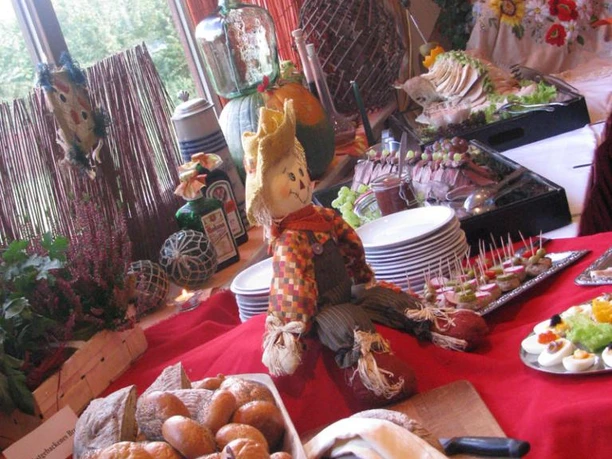 Buffet im Hotel Sonnenhof Vielfältiges Frühstücksbuffet mit frischen Brötchen, Aufschnitt, Gemüse und herbstlicher Dekoration.