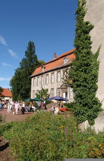 Das einstige Benediktinerinnenkloster in Willebadessen präsentiert eine beeindruckende historische Architektur.