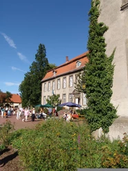 Ehemaliges Benediktinerinnenkloster Willebadessen Das einstige Benediktinerinnenkloster in Willebadessen präsentiert eine beeindruckende historische Architektur.