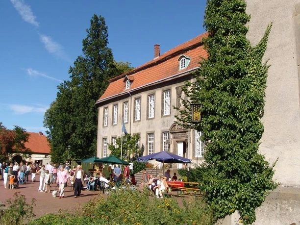 Ehemaliges Benediktinerinnenkloster Willebadessen Das einstige Benediktinerinnenkloster in Willebadessen präsentiert eine beeindruckende historische Architektur.
