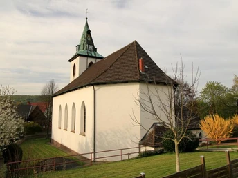 Katholische Kirche St Peter und Paul Amelunxen Die katholische Kirche St. Peter und Paul in Amelunxen mit charakteristischem Turm und gepflegtem Umfeld.