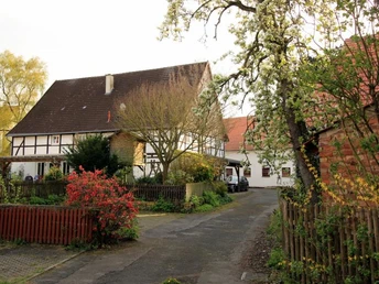 in den Gassen von Amelunxen Ein traditionelles Fachwerkhaus mit blühendem Garten in einer ruhigen Wohnstraße von Amelunxen.
