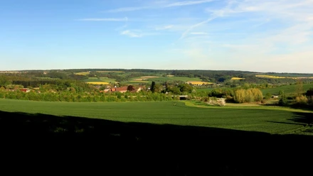 Blick vom Bierenberg auf Blankenau Weitläufige Landschaft mit grünen Feldern und Wäldern, am Horizont verstreute Dörfer und sanfte Hügel.