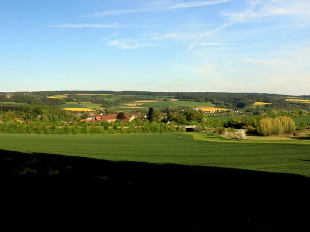 Blick vom Bierenberg auf Blankenau Weitläufige Landschaft mit grünen Feldern und Wäldern, am Horizont verstreute Dörfer und sanfte Hügel.