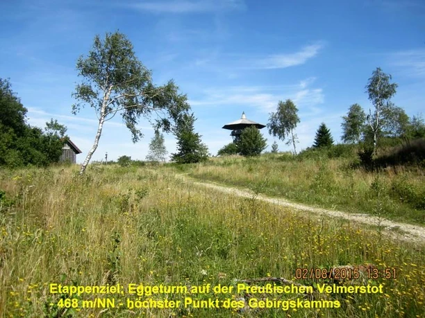 Eggeturm auf der Preußischen Velmerstot Holzplattform Eggeturm auf Preußischer Velmerstot zwischen grünem Gras und vereinzelten Birken.