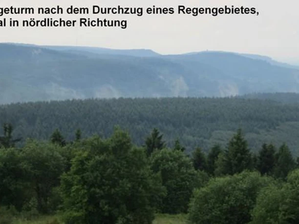 Aussicht vom Eggeturm Panoramablick vom Eggeturm über bewaldete Hügel und nebelverhangene Täler in nordischer Richtung.