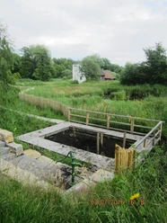 Moortretanlage im Naptetal, Heilmoorabbaugebiet von Bad Meinberg Holzsteg führt über eine von Pflanzen umgebene Moortretanlage im Naptetal, im Hintergrund ein Haus.