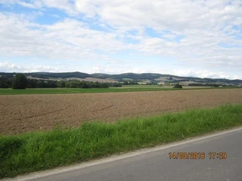 Weite Felder und sanfte Hügel prägen die Landschaft im Begatal mit Blick auf das nordlippische Bergland.
