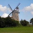 Liesbergmühle in Enger Historische Liesbergmühle, flankiert von Bäumen, unter blauem Himmel mit weißen Wolken in Enger.