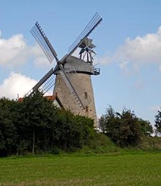 Liesbergmühle in Enger Historische Liesbergmühle, flankiert von Bäumen, unter blauem Himmel mit weißen Wolken in Enger.