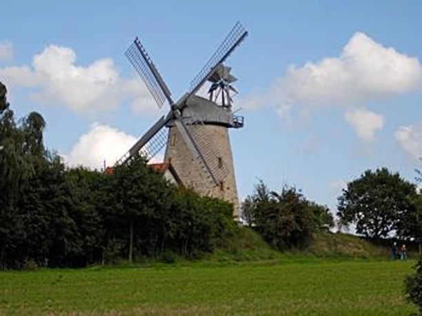 Liesbergmühle in Enger Historische Liesbergmühle, flankiert von Bäumen, unter blauem Himmel mit weißen Wolken in Enger.
