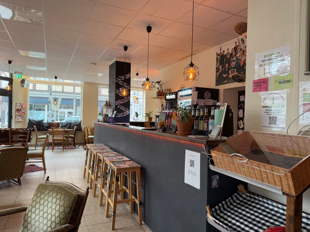 Bar mit Theke, Hockern und warmem Licht