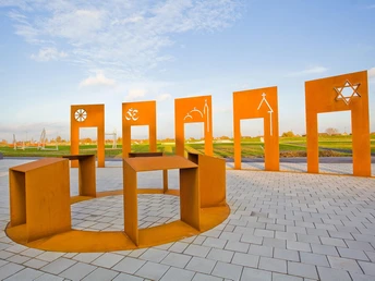 Lippepark Hamm Skulpturen im Lippepark Hamm symbolisieren verschiedene Religionen auf einem weiten, gepflasterten Platz.