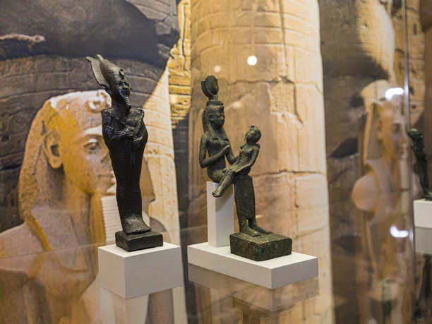 Gustav-Lübcke-Museum Ägyptische Skulpturen im Gustav-Lübcke-Museum, umgeben von antiken Reliefs und Tempelsäulen.