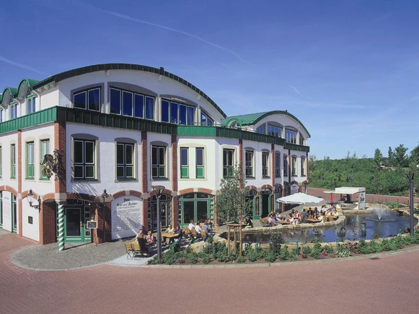 Potts Brauerei Oelde Potts Brauerei Oelde mit modernem, geschwungenem Gebäude, Außenbereich mit Sitzmöglichkeiten.